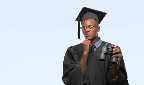 Giovane Laureato Afroamericano Alla Ricerca Lavoro Con Binocolo Faccia Seria — Foto Stock