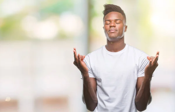 Americký Mladík Izolované Pozadí Relaxovat Usmívající Očima Uzavřené Vede Meditační — Stock fotografie