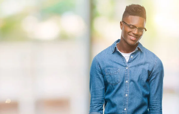 Unga Afroamerikanska Mannen Över Isolerade Bakgrund Winking Tittar Kameran Med — Stockfoto