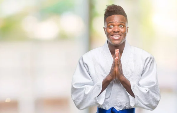 Unga Afroamerikanska Mannen Över Isolerade Bakgrunden Iklädd Kimono Bedjande Med — Stockfoto