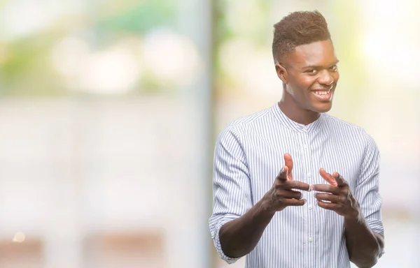 Unga Afroamerikanska Mannen Över Isolerade Bakgrund Pekande Fingrar Till Kamera — Stockfoto