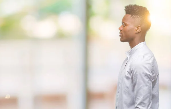 Jovem Homem Afro Americano Sobre Fundo Isolado Olhando Para Lado — Fotografia de Stock