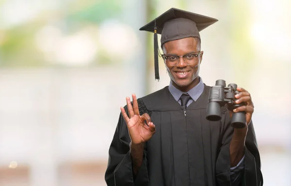 若いが優秀なシンボルの指で サインをして双眼鏡を使用して仕事を探しているアフリカ系アメリカ人を卒業 — ストック写真