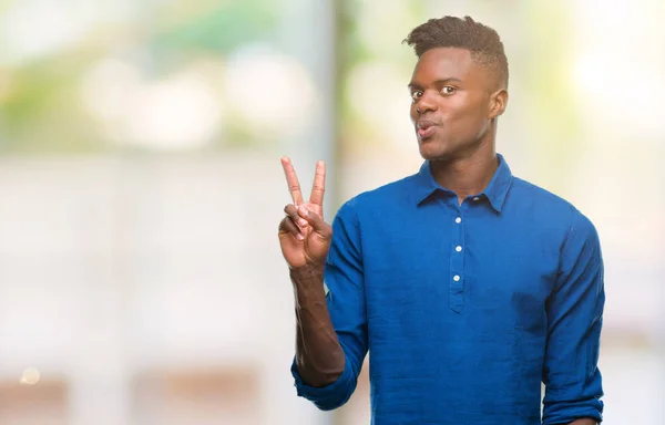 Unga Afroamerikanska Mannen Över Isolerade Bakgrund Leende Med Glada Ansikte — Stockfoto