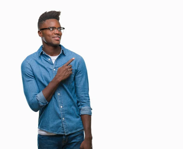年轻的非洲裔美国男子在孤立的背景开朗与微笑的脸指向与手和手指到一边与快乐和自然的表情看着相机 — 图库照片