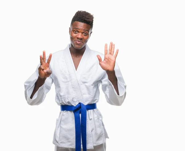 Unga Afroamerikanska Mannen Över Isolerade Bakgrunden Iklädd Kimono Visar Och — Stockfoto