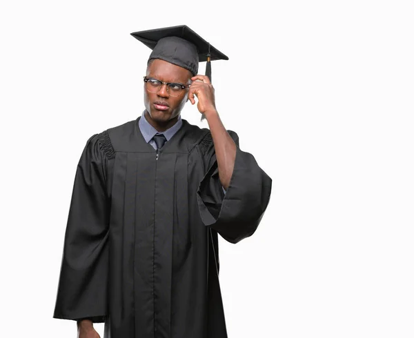 Mladý Absolvent Afroamerické Muže Nad Izolované Pozadí Zmást Přemýšlím Otázku — Stock fotografie