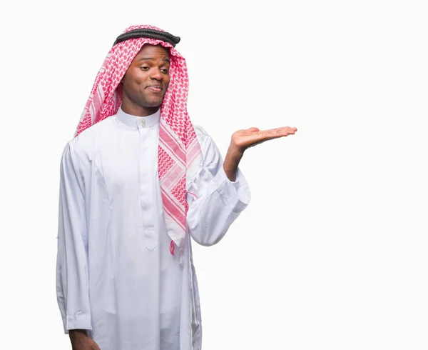 Jovem Homem Africano Árabe Vestindo Keffiyeh Tradicional Sobre Fundo Isolado — Fotografia de Stock