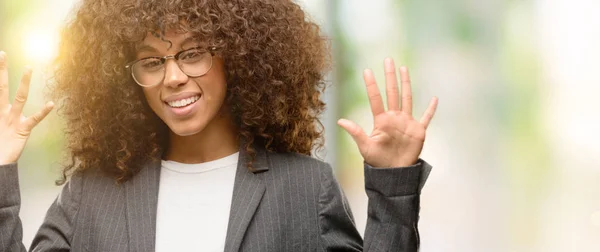 Mulher Negócios Afro Americana Usando Óculos Mostrando Apontando Para Cima — Fotografia de Stock