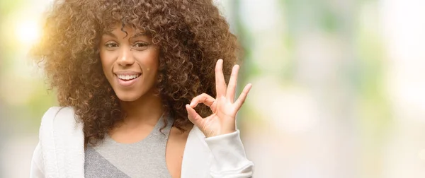 Afrikanisch Amerikanische Fitness Frau Hält Wasserflasche Tut Zeichen Mit Fingern — Stockfoto