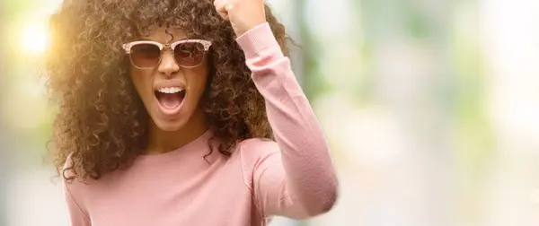 Mujer Afroamericana Con Gafas Sol Rosas Enojada Loca Levantando Puño — Foto de Stock