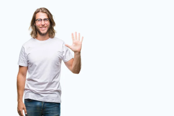 Jovem Homem Bonito Com Cabelos Longos Vestindo Óculos Sobre Fundo — Fotografia de Stock