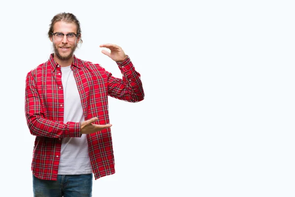 Homem Bonito Jovem Com Cabelos Longos Vestindo Óculos Sobre Fundo — Fotografia de Stock