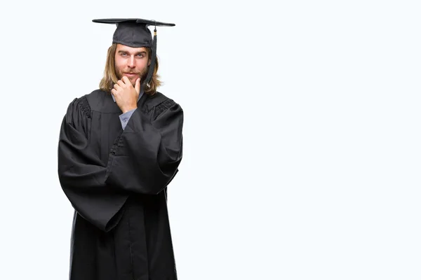 Jovem Bonito Graduado Homem Com Cabelos Longos Sobre Fundo Isolado — Fotografia de Stock