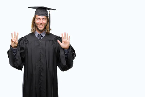 年轻英俊毕业的人与长发在孤立的背景显示和指向八 而微笑着自信和快乐的手指数 — 图库照片
