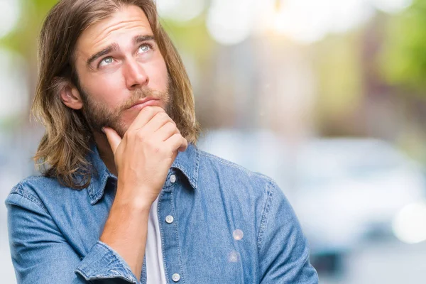 Jonge Knappe Man Met Lange Haren Geïsoleerde Achtergrond Met Hand — Stockfoto