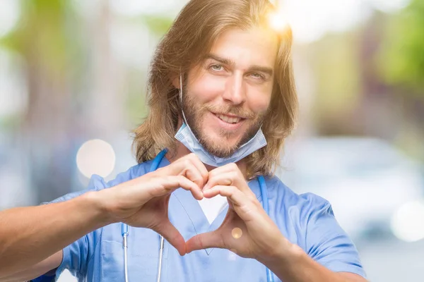Genç Yakışıklı Doktor Adam Aşık Kalp Simgesi Elleriyle Şekil Gösteren — Stok fotoğraf