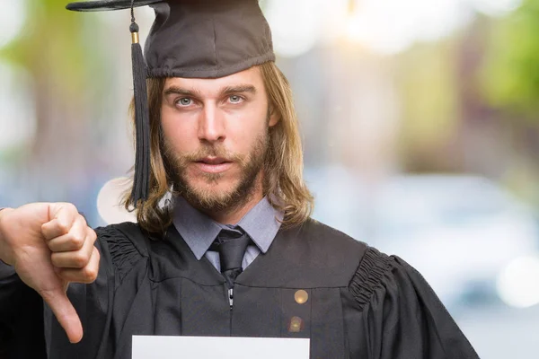 Jovem Bonito Graduado Homem Com Cabelos Longos Segurando Papel Branco — Fotografia de Stock