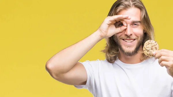 Giovane Bell Uomo Con Capelli Lunghi Mangiare Cioccolato Cucina Sfondo — Foto Stock