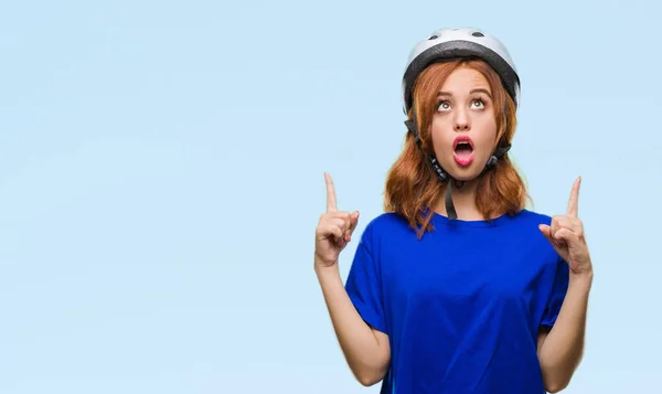 Junge Schöne Frau Trägt Fahrradhelm Über Isoliertem Hintergrund Erstaunt Und — Stockfoto