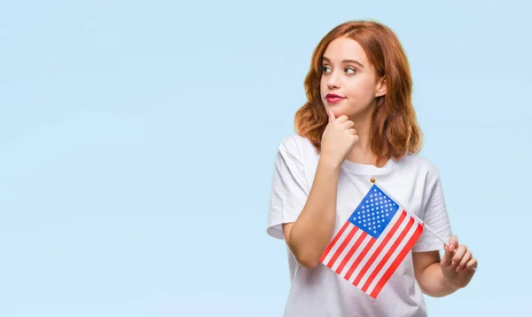 Joven Hermosa Mujer Sosteniendo Bandera América Sobre Fondo Aislado Cara —  Fotos de Stock