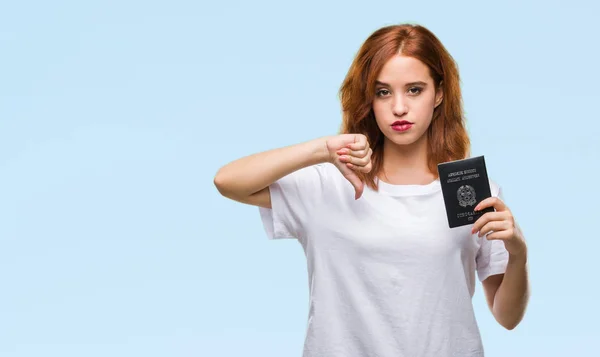 怒った顔 ダウン親指で嫌悪感を示すマイナス記号 拒絶反応の概念と分離された背景にイタリアのパスポートを保持して若い美しい女性 — ストック写真