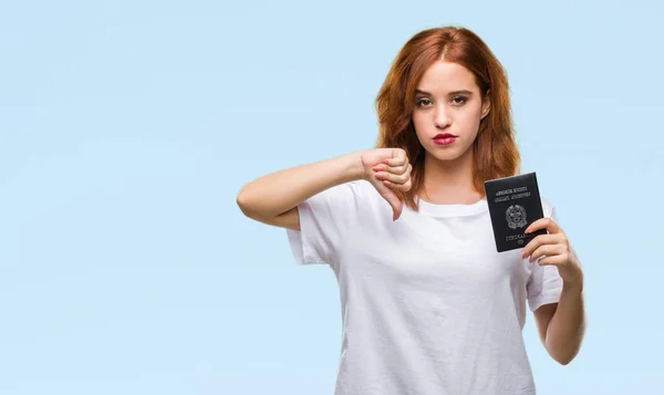 Joven Mujer Hermosa Sosteniendo Pasaporte Italia Sobre Fondo Aislado Con — Foto de Stock