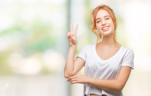 Joven Mujer Hermosa Sobre Fondo Aislado Sonriendo Con Cara Feliz —  Fotos de Stock