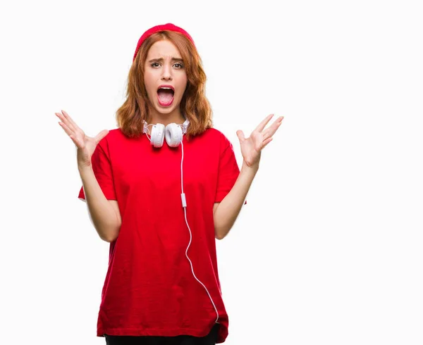 Joven Hermosa Mujer Hipster Sobre Fondo Aislado Con Auriculares Gorra — Foto de Stock