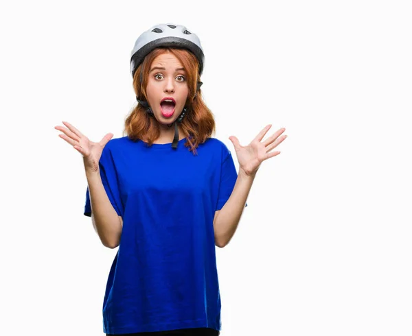 Bisikletçi Kask Üzerinde Giyen Genç Güzel Kadın Deli Kutluyor Arka — Stok fotoğraf
