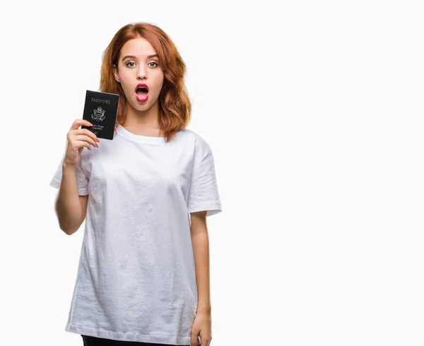 Jovem Bela Mulher Segurando Passaporte Estados Unidos América Sobre Fundo — Fotografia de Stock