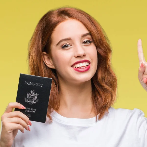 Νεαρή Όμορφη Γυναίκα Κρατώντας Διαβατήριο Των Ηνωμένων Πολιτειών Της Αμερικής — Φωτογραφία Αρχείου