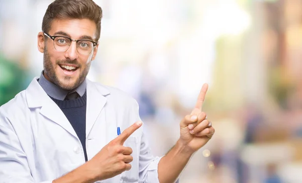 Joven Hombre Guapo Vistiendo Médico Abrigo Científico Sobre Fondo Aislado —  Fotos de Stock