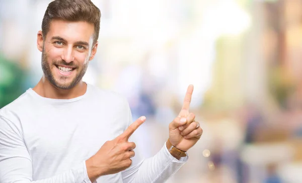 Joven Hombre Guapo Sobre Fondo Aislado Sonriendo Mirando Cámara Apuntando —  Fotos de Stock