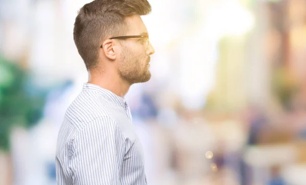 Jonge Knappe Man Geïsoleerde Achtergrond Zoek Naar Kant Ontspannen Profiel — Stockfoto