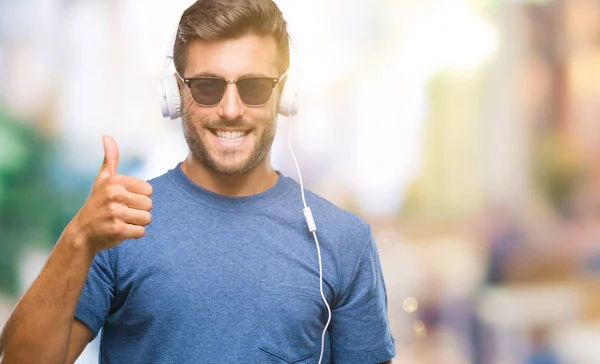 Νεαρός Όμορφος Άνδρας Φορώντας Ακουστικά Ακούτε Μουσική Πέρα Από Απομονωμένο — Φωτογραφία Αρχείου