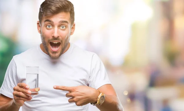 Jonge Knappe Man Glas Water Drinken Geïsoleerde Achtergrond Erg Blij — Stockfoto