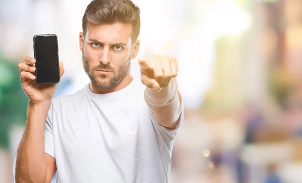 Homem Bonito Jovem Mostrando Tela Smartphone Sobre Fundo Isolado Apontando — Fotografia de Stock