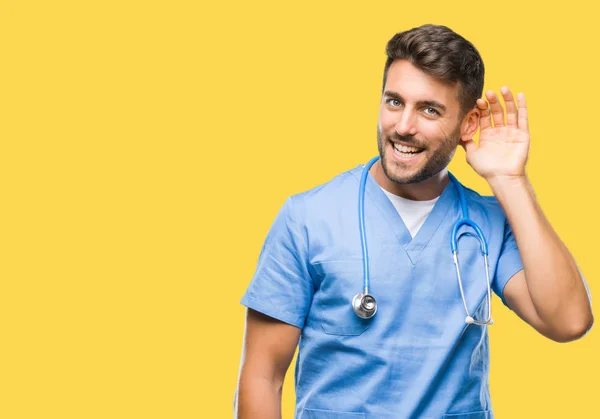 Jonge Knappe Dokter Chirurg Man Geïsoleerde Achtergrond Glimlachend Met Hand — Stockfoto
