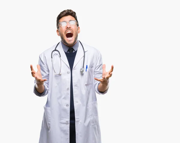 Mladý Pohledný Doktor Muž Nad Izolované Pozadí Crazy Šílený Křik — Stock fotografie