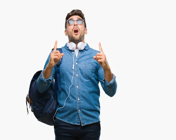 Joven Turista Guapo Con Auriculares Mochila Sobre Fondo Aislado Asombrado —  Fotos de Stock