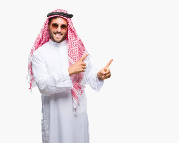 Junger Gutaussehender Mann Der Keffiyeh Über Isoliertem Hintergrund Trägt Lächelnd — Stockfoto