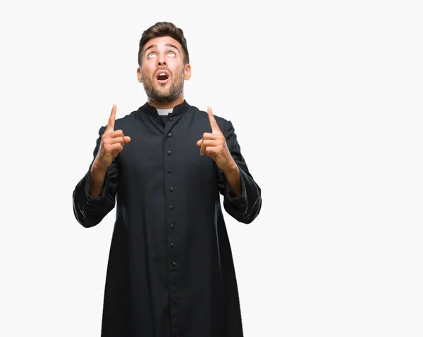 Genç Katolik Hıristiyan Rahip Adam Izole Arka Plan Üzerinden Hayran — Stok fotoğraf
