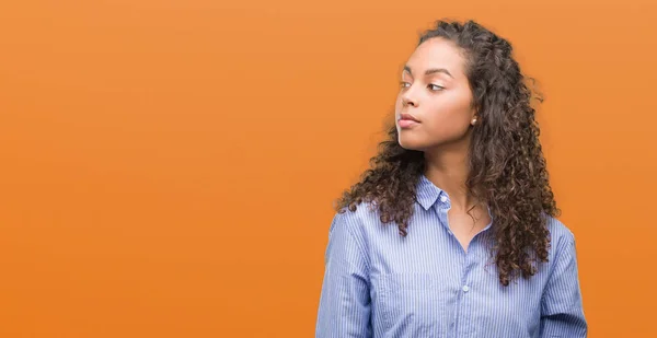 Jonge Spaanse Zakenvrouw Glimlachend Uitziende Kant Staren Weg Denken — Stockfoto