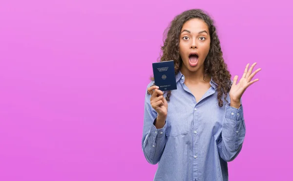 Mujer Hispana Joven Con Pasaporte Alemania Muy Feliz Emocionada Expresión —  Fotos de Stock