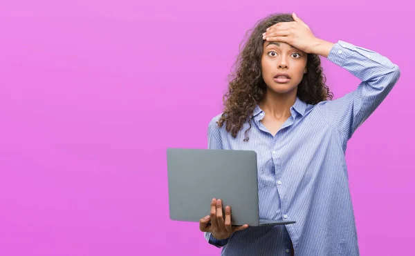 Mujer Hispana Joven Sosteniendo Computadora Portátil Estresada Con Mano Cabeza — Foto de Stock