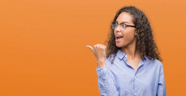 Bella Giovane Donna Ispanica Con Gli Occhiali Puntati Mostrando Con — Foto Stock