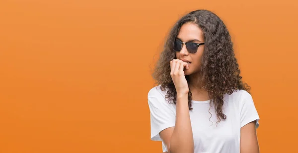 Jonge Spaanse Vrouw Dragen Van Een Zonnebril Zoek Gestresst Nerveus — Stockfoto