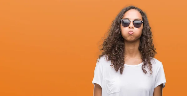 Jonge Spaanse Vrouw Dragen Van Een Zonnebril Puffend Wangen Met — Stockfoto