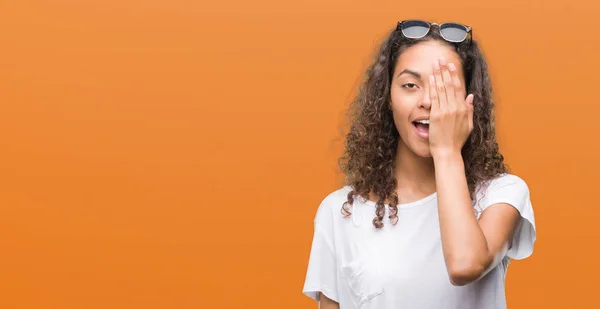 Mulher Hispânica Jovem Usando Óculos Sol Cobrindo Olho Com Mão — Fotografia de Stock